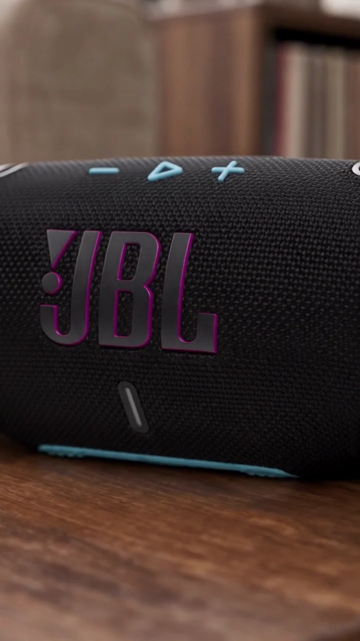 Enceinte JBL et détails de sa matière en lumière naturelle.